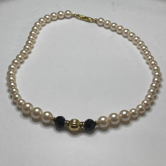 Faux pearl necklace in gold tone setting with black beads costume jewelry classy - Picture 2 of 10
